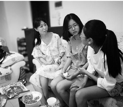 全班42名學(xué)生將赴各地讀大學(xué) 她繪制全國(guó)蹭吃圖