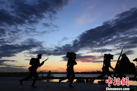 建軍雕塑廣場這些形態(tài)各異的雕塑，展現(xiàn)了90年前起義軍有序地在牛行車站集結的場景。　記者 華山 攝