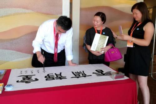 中國僑網中國書法家趙蘭泉為僑胞現場表演書法藝術。（意大利歐聯通訊社）
