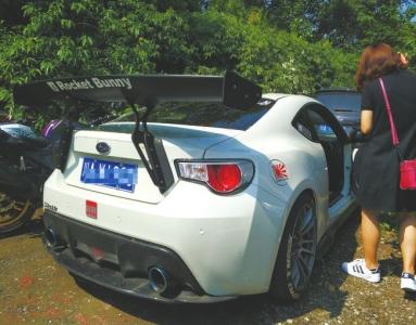 非法改裝豪車遭查扣 停車場(chǎng)里雜草覆蓋無(wú)人領(lǐng)