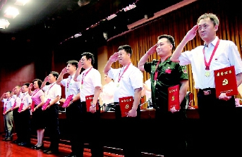     8月1日，北京市民政局召開紀念建軍90周年暨“十佳復員轉業(yè)軍人”表彰大會，紀念中國人民解放軍成立90年來走過的風雨歷程，表彰全局系統(tǒng)優(yōu)秀復員轉業(yè)軍人，激勵廣大復員轉業(yè)軍人不忘初心、繼續(xù)前進。  本報記者  齊波  攝