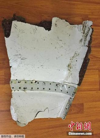 當地時間5月27日，毛里求斯海警發布疑似馬航MH370客機殘骸照片。據新華社電澳大利亞基礎建設和交通部長達倫·切斯特26日發表聲明說，初步檢驗顯示，在非洲海域最新發現的3個飛機碎片與失事馬航客機370有關。