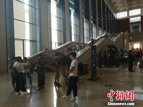 國博內一段樓梯上也坐了不少人。上官云 攝