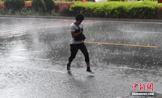 7月14日，蘭州連續幾日的高溫被一場突如其來的大雨澆灌，高溫暫時緩解。<a target='_blank' href='http://www.chinanews.com/'>中新社</a>記者 楊艷敏 攝