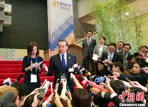 中國外交部長王毅8月6日在菲律賓馬尼拉出席中國-東盟外長會后，舉行中外媒體吹風會。 <a target='_blank' href='http://www.chinanews.com/'>中新社</a>記者 關向東 攝