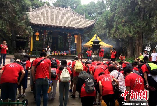 兩岸青年學(xué)生在古柏環(huán)繞的黃帝陵前，通過行鞠躬禮等傳統(tǒng)禮儀，表達(dá)對人文始祖軒轅黃帝的崇敬之情。　張金川 攝