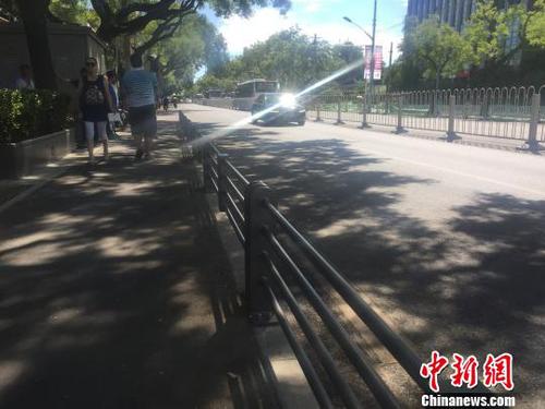 已有700年歷史的阜成門內(nèi)大街，將于今年10月完成一期工程改造。圖為阜成門內(nèi)大街正在進(jìn)行整治，增設(shè)了護(hù)欄，以隔離機(jī)動車與非機(jī)動車道。　曾鼐 攝