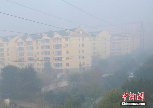 當(dāng)日的吉林省省會(huì)長(zhǎng)春市一度成為中國(guó)不折不扣的“霧都”，位居全國(guó)城市空氣質(zhì)量最差排名第一位。吉林省氣象臺(tái)也發(fā)布霾橙色預(yù)警，預(yù)計(jì)未來24小時(shí)，吉林松原、長(zhǎng)春、四平、遼源、通化等地均有霾。張瑤 攝