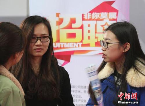 3月17日，由中國(guó)農(nóng)業(yè)部對(duì)外合作司、國(guó)際合作司主辦的“農(nóng)業(yè)對(duì)外合作‘獵英行動(dòng)計(jì)劃’”招聘活動(dòng)在南京農(nóng)業(yè)大學(xué)舉辦，各地近百家與農(nóng)業(yè)相關(guān)的單位提供3600余個(gè)工作崗位招攬人才，吸引了眾多應(yīng)屆畢業(yè)生前來(lái)咨詢洽談。 <a target='_blank' href='http://www.chinanews.com/'>中新社</a>記者 泱波 攝