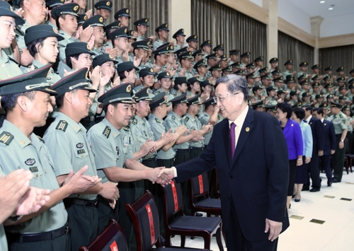 8月7日，中共中央政治局常委、全國政協主席、中央代表團團長俞正聲率代表團部分成員分別赴內蒙古軍區、武警內蒙古總隊、武警內蒙古森林總隊慰問，并會見自治區政法干警代表。這是俞正聲會見內蒙古軍區指戰員。