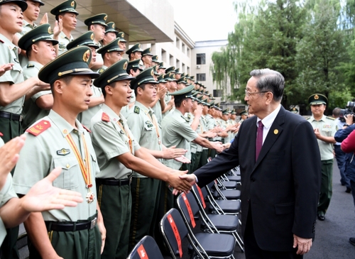 8月7日，中共中央政治局常委、全國政協主席、中央代表團團長俞正聲率代表團部分成員分別赴內蒙古軍區、武警內蒙古總隊、武警內蒙古森林總隊慰問，并會見自治區政法干警代表。這是俞正聲會見武警內蒙古森林總隊官兵。