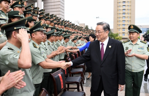 8月7日，中共中央政治局常委、全國政協主席、中央代表團團長俞正聲率代表團部分成員分別赴內蒙古軍區、武警內蒙古總隊、武警內蒙古森林總隊慰問，并會見自治區政法干警代表。這是俞正聲會見武警內蒙古總隊官兵。