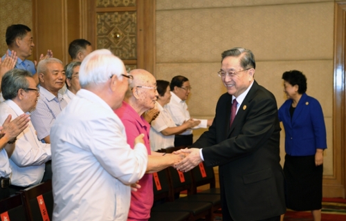8月7日，中共中央政治局常委、全國(guó)政協(xié)主席、中央代表團(tuán)團(tuán)長(zhǎng)俞正聲在內(nèi)蒙古新城賓館會(huì)見內(nèi)蒙古自治區(qū)離退休老同志和各族各界群眾代表，并與他們合影留念。1