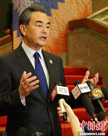 中國外交部長(zhǎng)王毅8月6日在菲律賓馬尼拉出席中國-東盟外長(zhǎng)會(huì)后，舉行中外媒體吹風(fēng)會(huì)。<a target='_blank' href='http://www.chinanews.com/'>中新社</a>記者 關(guān)向東 攝