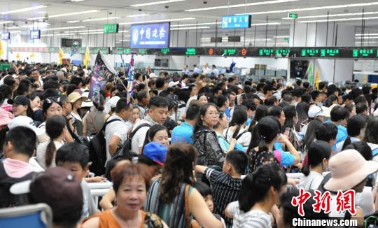 大批參加港澳游內地旅客擠滿皇崗口岸出境大廳。　黃俊生 攝