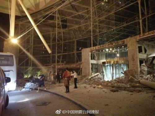 據中國地震臺網正式測定，8月8日21時19分在四川阿壩州九寨溝縣(北緯33.20度，東經103.82度)發生7.0級地震，震源深度20千米。圖為九寨溝某酒店地震現場。圖片來源：中國地震臺網速報