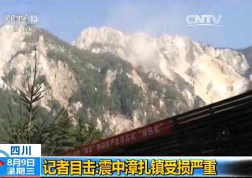 記者采訪時，山頂不斷騰起煙霧，有碎石滾落