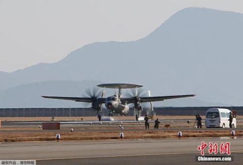 資料圖：當?shù)貢r間2月2日，5架來自美國的E-2D新型預警機抵達美國海軍陸戰(zhàn)隊駐日本巖國市的航空基地，替代目前部署在那里、仍然使用E-2C型預警機的第115中隊。這也是這種新型預警機首次被部署到亞洲地區(qū)。