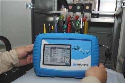實驗人員用電能質量測試儀監測電流、電壓，每兩個小時記錄一次數據。