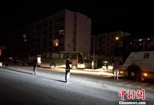 民警在重要路段和道路交匯點疏導交通。　曹宇星 攝