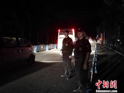 民警在重要路段和道路交匯點疏導交通。　曹宇星 攝