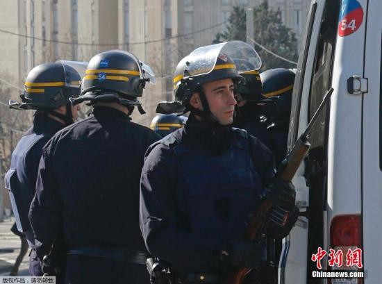 當地時間2015年2月9日，法國馬賽，法國警察處于高度戒備狀態。法國馬賽一名槍手持槍向空中開槍，未造成人員傷亡。當天，法國總理瓦爾斯原定到訪馬賽，警方目前已經加強安保。
