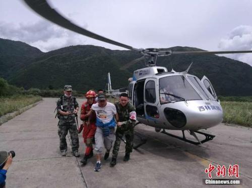 8月10日，“8.8”九寨溝地震抗震救災(zāi)指揮部派出兩架直升機(jī)編隊(duì)飛行前往四川九寨溝景區(qū)搜救。圖為被成功搜救出的被困民眾。 中新網(wǎng)記者 安源 攝