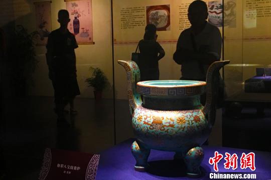 “明韻清風——景德鎮窯皇家瓷器藝術展”10日在安徽合肥開展。此次展覽共展出130余件(套)明清時期景德鎮窯瓷器?！垙?攝