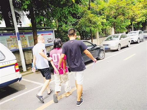 男子(中)被警方帶去指認(rèn)現(xiàn)場 本報記者 潘國武 攝