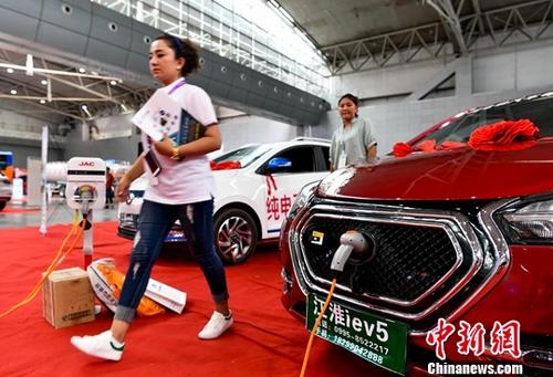 展會現場一款純電動汽車受到新疆購車族的青睞。 <a target='_blank' href='http://www.chinanews.com/'>中新社</a>記者 劉新 攝