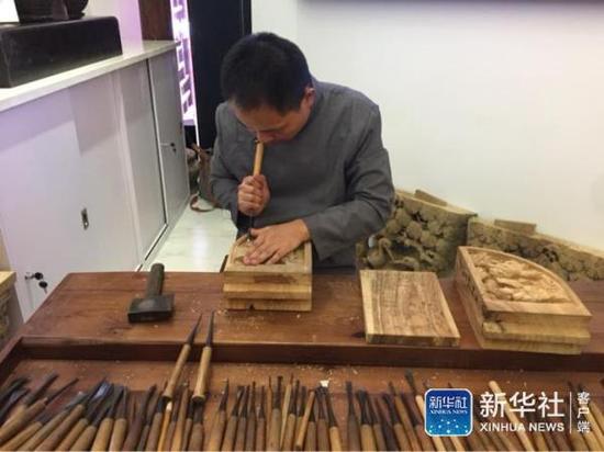 　　用于木雕的雕刻刀有80多把，沒把大小和功能都不同，木雕正是這樣“方寸之間見乾坤”的精細活兒。新華社記者 張夢潔 攝