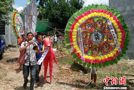 圖為葬禮現(xiàn)場。<a target='_blank' href='http://www.chinanews.com/'>中新社</a>記者 尹海明 攝
