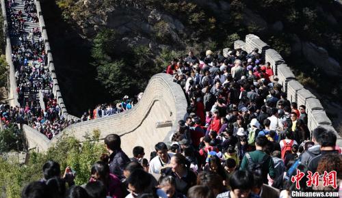 資料圖：眾多游客在八達嶺長城游覽。 <a target='_blank' href='http://www.chinanews.com/'>中新社</a>發 劉德斌 攝