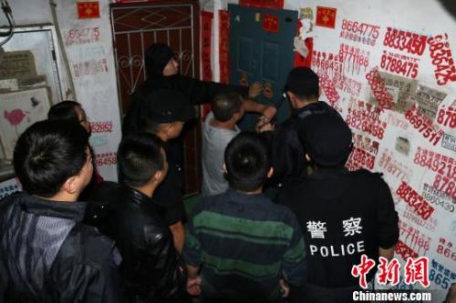 資料圖：2016年11月19日，福建延平，民警用撬棍撬開傳銷窩點防盜門?！《〕?攝