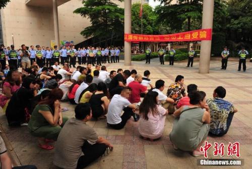 資料圖：2017年6月，南寧1300警力凌晨突擊，拉網式清查250余個傳銷窩點。玉犇 攝 