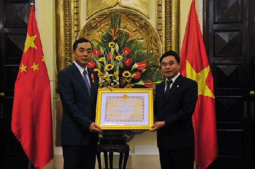 　2014年4月，越南外交部副部長胡春山向時任中國駐越大使孔鉉佑（左）授予越南國家友誼勛章。（新華社發）
