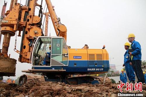 資料圖：旋挖鉆機(jī)施工作業(yè)。<a target='_blank' href='http://www.chinanews.com/'>中新社</a>發(fā) 趙華 攝