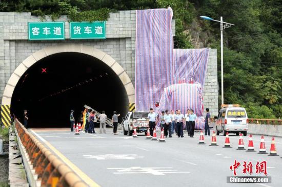 8月10日晚23時許，一輛牌號為豫C88858號的客車自成都駛往洛陽，途經京昆高速公路安康段秦嶺一號隧道南口，撞向隧道口發(fā)生交通事故。目前已造成36人死亡13人受傷，傷者已送往當地醫(yī)院救治，事故調查工作正在進行中。張遠 攝