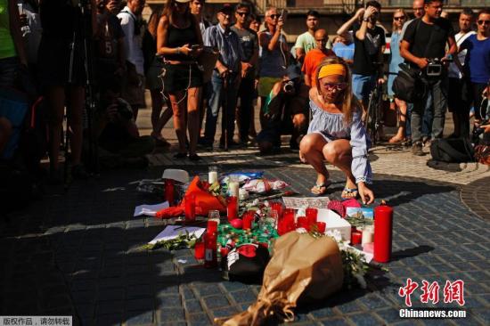 當地時間8月18日，民眾在西班牙巴塞羅那蘭布拉大道(La Ramblas)擺放蠟燭和鮮花，悼念恐襲遇難者。
