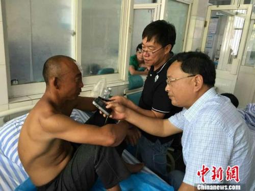 獲救漁民丁兆蘭在接受<a target='_blank' href='http://www.chinanews.com/' >中新網</a>等媒體采訪，講述漁船被撞驚魂一刻。于從文 攝