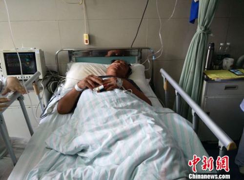 獲救漁民王濤在當地醫院接受治療。于從文 攝