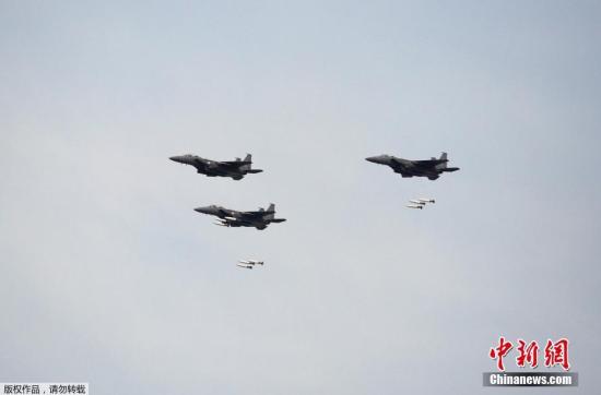 當地時間4月21日，韓美兩國的韓國抱川舉行聯合實彈軍事演習。圖為韓國戰機在目標區域上空投彈。