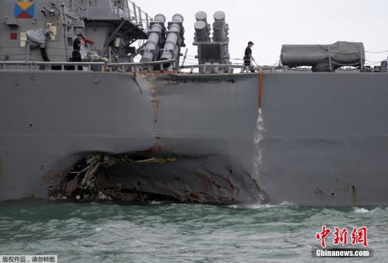 圖為“麥凱恩”號發生撞擊的部位凹進去一大塊。這是美國軍艦在兩個月內發生的第二起碰撞事故。美國海軍已下令對這起事故展開全球廣泛調查。同時，美國將在全球范圍“暫?！焙＼娦袆?。