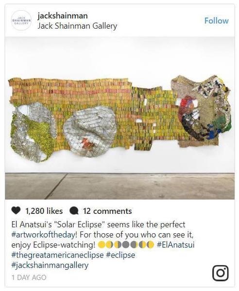 “El Anatsui的《日全食》應該是最適合在今天發布出來的作品了，想對有機會看到這件作品的你說一句：享受這次日全食吧！”。圖片：Jack Shainman Gallery的Instagram