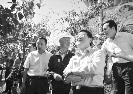 中央統(tǒng)戰(zhàn)部副部長(zhǎng)、全國(guó)工商聯(lián)黨組書記徐樂江（前排右一）、全國(guó)工商聯(lián)副主席謝經(jīng)榮（后排右一）、甘肅省工商聯(lián)主席郝遠(yuǎn)（前排左一）在甘肅省和政縣八八啤特果集團(tuán)的果樹基地調(diào)研。