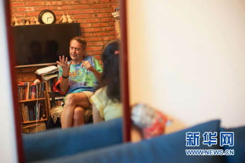 8月23日，62歲的美國大爺高天瑞(Terry crossman)的北京胡同的家中接受新華網專訪。近日，因為在一段“西城大媽”的宣傳視頻中出鏡，老高成為了新晉網紅。視頻中，老高通過一系列什剎海治安志愿活動獲得了“西城大媽”的“紅袖章”而被網友戲稱為“西城‘洋’大媽”。新華網發 王鐘毅攝