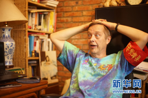 8月23日，62歲的美國大爺高天瑞(Terry crossman)的北京胡同的家中接受新華網專訪。近日，因為在一段“西城大媽”的宣傳視頻中出鏡，老高成為了新晉網紅。視頻中，老高通過一系列什剎海治安志愿活動獲得了“西城大媽”的“紅袖章”而被網友戲稱為“西城‘洋’大媽”。新華網發 王鐘毅攝