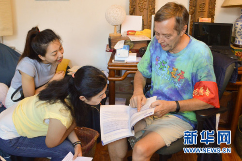 8月23日，62歲的美國大爺高天瑞(Terry crossman)的北京胡同的家中與新華網記者分享學習中文的經驗。近日，因為在一段“西城大媽”的宣傳視頻中出鏡，老高成為了新晉網紅。視頻中，老高通過一系列什剎海治安志愿活動獲得了“西城大媽”的“紅袖章”而被網友戲稱為“西城‘洋’大媽”。新華網發 王鐘毅攝