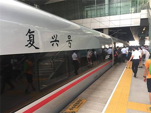 中國標準動車組復(fù)興號亮相 具有完全自主知識產(chǎn)權(quán)