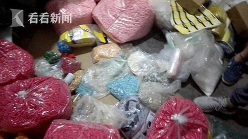 制售“假減肥藥”窩點內，堆放著五顏六色的膠囊殼，這些膠囊加上不同的外包裝就是一種新的“減肥藥”